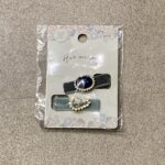 セリアのヘアアクセサリーコーナーでみつけた【クリップ　ベロア　ビジュー　2P】を買ってみました。 こちらは4cmくらいのミニサイズのヘアクリップが2つ入っていて