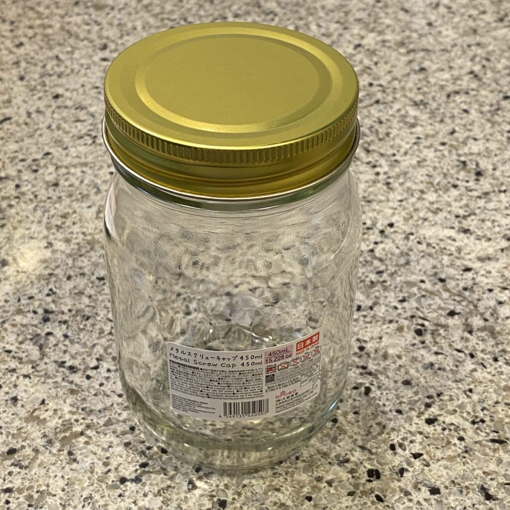 DAISOのキッチン用品コーナーでみつけた【メタルスクリューキャップ450】を買ってみました。 この450mlサイズの保存瓶はなにかと重宝していて、常に家に何個