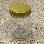DAISOのキッチン用品コーナーでみつけた【メタルスクリューキャップ450】を買ってみました。 この450mlサイズの保存瓶はなにかと重宝していて、常に家に何個