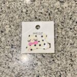 DAISOのヘアアクセサリーコーナーでみつけた【ヘアクリップ（猫・白）】を買ってみました。 ダイソーのいつもと違う店舗にいったところ、ヘアアクセサリーコーナーが
