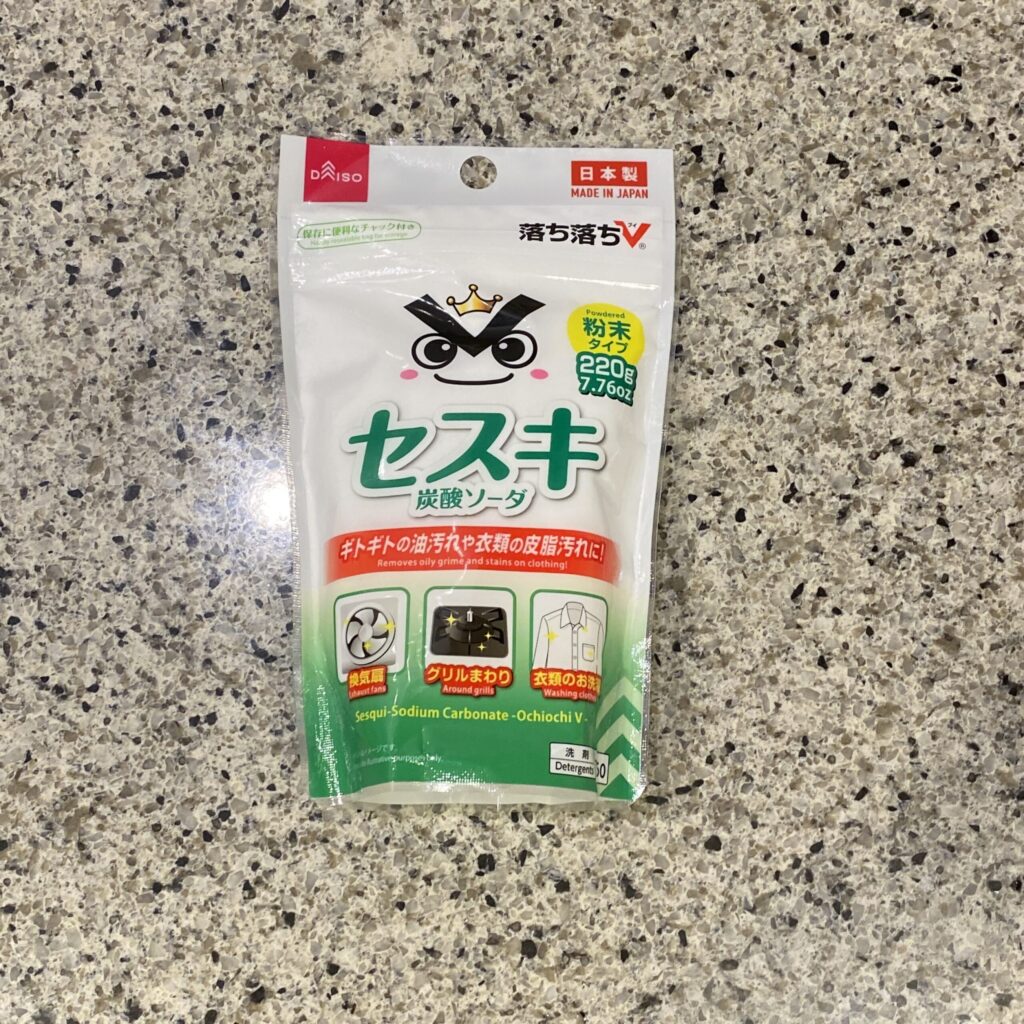 DAISOにセスキ炭酸ソーダを探しにいって、【セスキ炭酸ソーダ（落ち落ちＶ） 】をみつけたので買ってみました。 家でのお洗濯や掃除で、アルカリウォッシュを使って