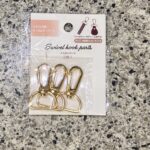 セリアの手芸コーナーでみつけた【ナスカンパーツ】を買ってみました。 オリジナルの推し活グッズを作りたくて、セリアに探しに行ったところ、こちらをみつけました。 ナ