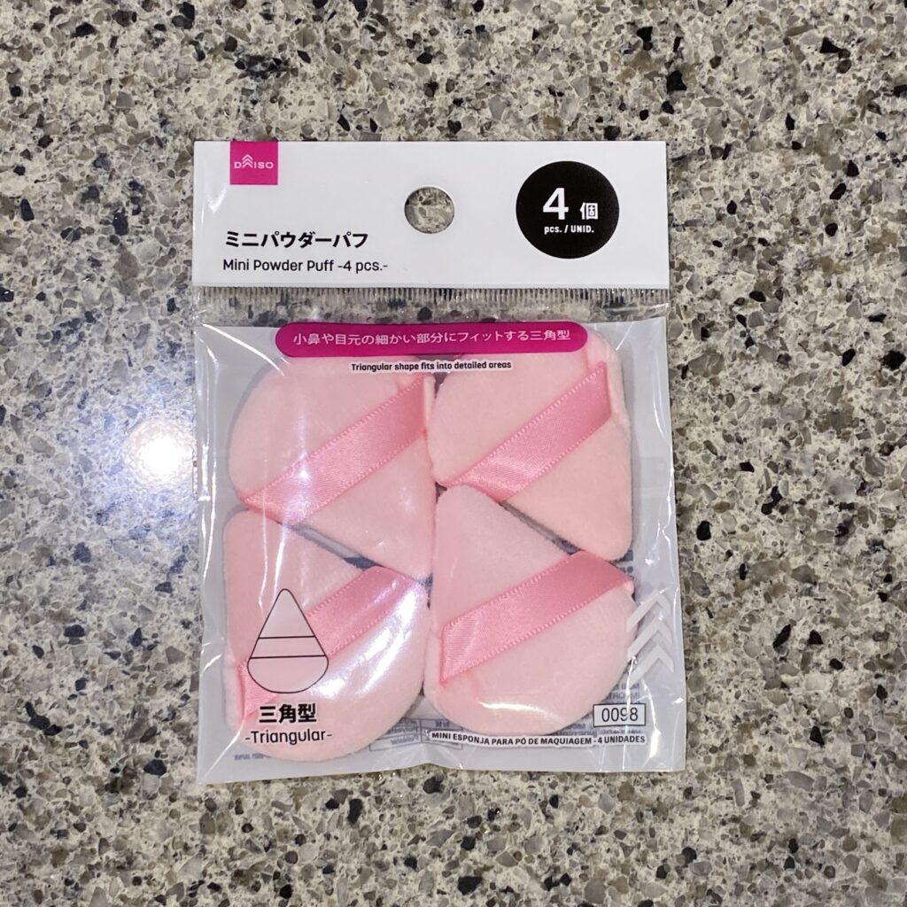 DAISOのコスメコーナーで見つけた【ミニパウダーパフ（４個）】を買ってみました。 先日買った、【＆．ＷｉｔｈＣｈａｒｍ　２４ｈフェイスパウダー　ナチュラル】に
