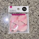 DAISOのコスメコーナーで見つけた【ミニパウダーパフ（４個）】を買ってみました。 先日買った、【＆．ＷｉｔｈＣｈａｒｍ　２４ｈフェイスパウダー　ナチュラル】に