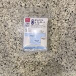 SNSでバズっていた？DAISOの【コンパクトレインコート】を買ってみました。 以前、SNSでバズっていたのか、たまたま回ってきて気になっていた商品なのですが、