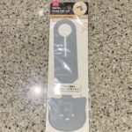 DAISOのトラベルグッズコーナーで見つけた【トラベルネームタグ（ネコ）】を買ってみました。 こちらは、裏面にネームタグの記入部分があり、キャリーケースにつけて