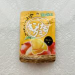ダイソーのグミコーナーの棚に並んでいた「むけるグミマンゴー味」が、ただのグミじゃなくてむけるなんて面白そうだと思って購入してみました。 パッケージを開けると、マ