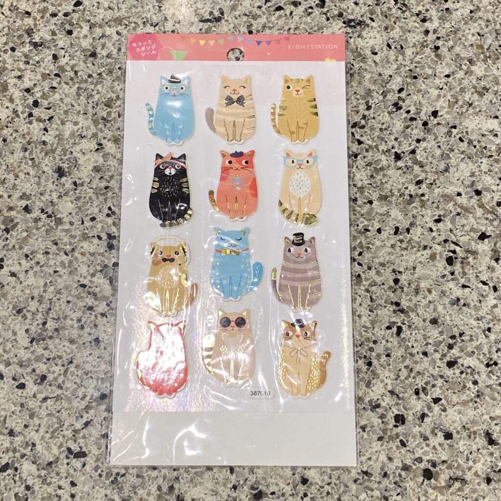 セリアのシールコーナーでみつけた【モコっとスポンジシール】を買ってみました。 シールあつめを趣味にしているつもりはなかったのですが、気づいたら100円ショップに