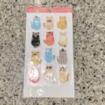 セリアのシールコーナーでみつけた【モコっとスポンジシール】を買ってみました。 シールあつめを趣味にしているつもりはなかったのですが、気づいたら100円ショップに