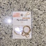 セリアの手芸コーナーでみつけた【クラフト金具キーホルダーパーツ】を買ってみました。 オリジナルの推し活グッズを作りたくてセリアに探しに行ったところ、こちらをみつ