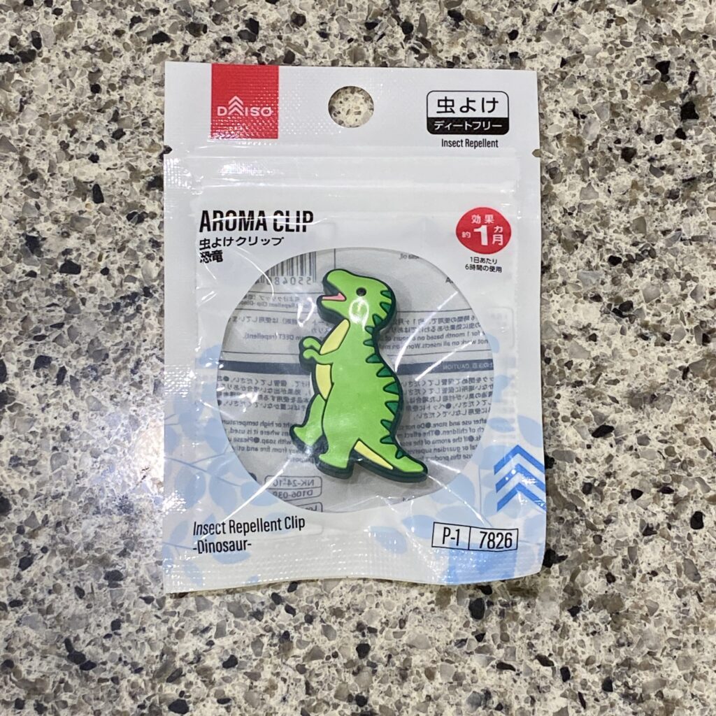 DAISOの季節もの商品のコーナーで見つけた【虫よけクリップ（恐竜）】をリピートで買ってみました。 リングタイプの虫よけと併用してこちらのクリップタイプも使うよ