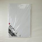 ダイソーにある、カラーボード（白）４５０ｍｍ×３００ｍｍ×５ｍｍが使い勝手がよくてリピート購入しています。そのままでも、カットして工作にも使えますよ。 材質は、