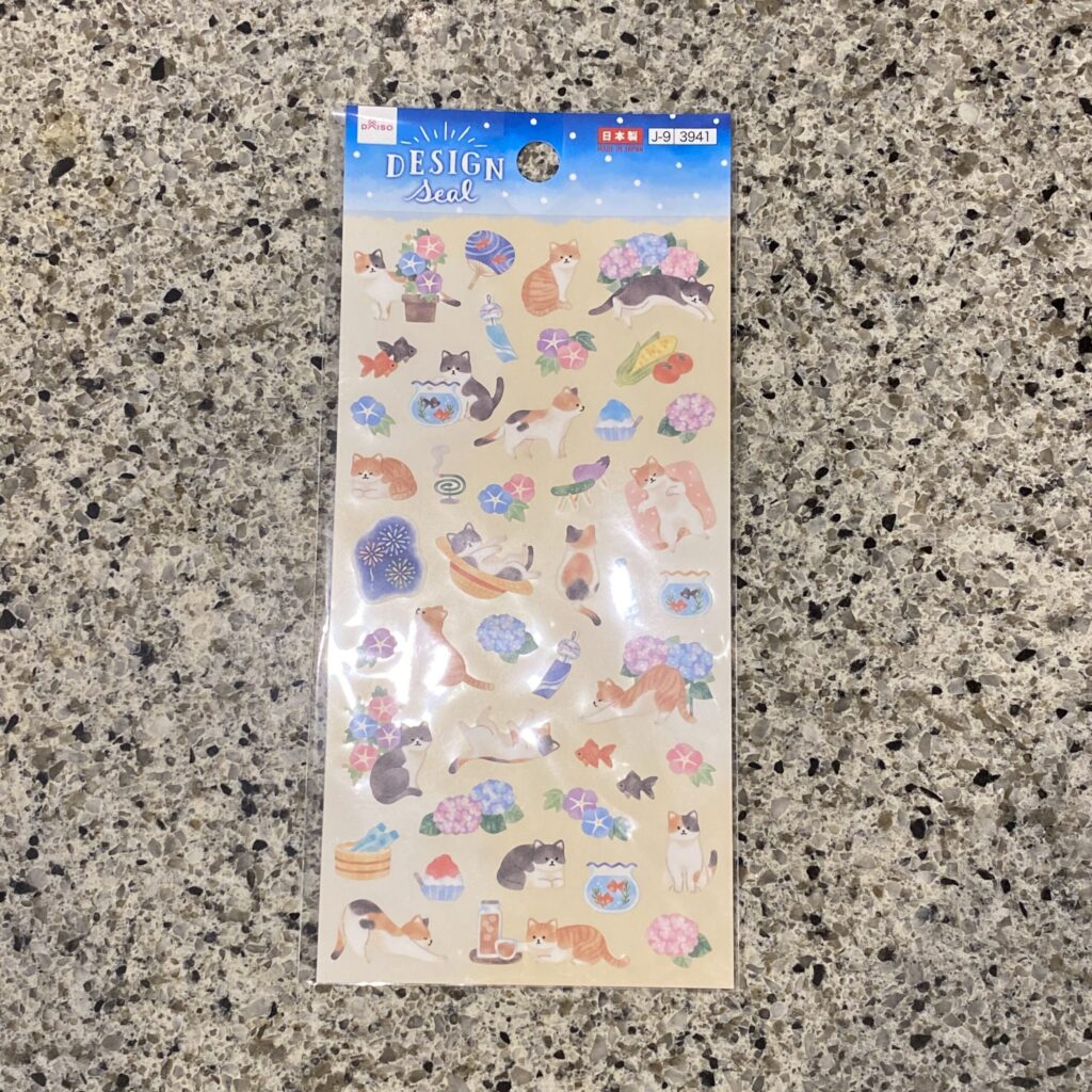 DAISOのシールコーナーでみつけた【デザインシール　猫　夏version】を買ってみました。 DAISOの大型店舗にいくと、とにかくシールコーナーが巨大でびっ