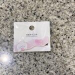 DAISOのヘアアクセサリーコーナーで見つけた【ヘアクリップ　ねこ】を買ってみました。 ハートを持った白猫ちゃんがかわいくて、ついカゴにいれてしまいました。 大