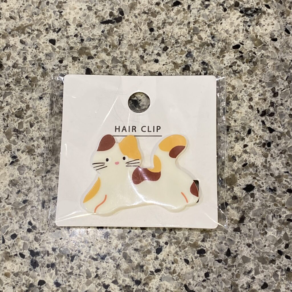 DAISOのヘアアクセサリーコーナーでみつけた【ヘアクリップ（猫・三毛）】を買ってみました。 原宿の竹下通りの大きな店舗のDAISOでこちらを見つけました。普段