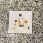 DAISOのヘアアクセサリーコーナーでみつけた【ヘアクリップ（猫・三毛）】を買ってみました。 原宿の竹下通りの大きな店舗のDAISOでこちらを見つけました。普段