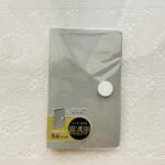 名刺ホルダーが欲しくてダイソーの文房具コーナーで見つけた「高透明名刺ホルダー８４Ｐ（グレー）」を買ってみました。 カラーは、黒・グレー・白の3種類。どれがいいの