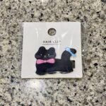 DAISOのヘアアクセサリーコーナーでみつけた【ヘアクリップ（猫・黒）】を買ってみました。 こちらはデザインが3種類あり、他にも白猫、三毛猫がありました。どれも