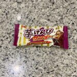 DAISOに行くたびに買ってしまうのが、お菓子コーナーに並んでいる【芋けんぴサンダー】です。 『よりどり2個100円』のコーナーに並んでいるので、2点買うと1個