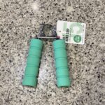 DAISOの雑貨コーナーでみつけた【ソフトハンドグリップ 15kg】を買ってみました。 握力が極端に弱くて苦労する場面が多々あるのですが、ハンドグリップで鍛えよ