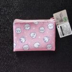 あっ！かわいい。見かけたら絶対手に取ってしまうと思います。セリアで見かけた「ちいかわ」の「コインパース３」。かわいすぎて使えない。眺めるだけで楽しめますね。 セ