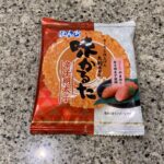 DAISOのお菓子コーナーでみつけた【1枚 味かるた 辛子明太子】を買ってみました。 お菓子コーナーの中でも、『よりどり2個100円』のコーナーがあり、そちらに