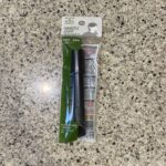 DAISOの防災用品コーナーでみつけた【ホイッスルライト】を買ってみました。 家にある防災グッズの中には、ライトもホイッスルもそれぞれあるのですが、2つが1つに