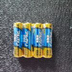 テレビをつけようとしたら、電池がなくなったのかリモコンが操作ができなくなったので、テレビリモコン用の単３電池を買ってきました。 １００均でアルカリ電池が買えるの