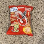 DAISOのお菓子コーナーで見つけた【カルビー かっぱえびせん】をリピートで買ってみました。 前回こちらを買ってみて、食べきりサイズで一人でたべるのにぴったりで