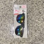 DAISOの夏の季節グッズの特設コーナーで【メガネの上からサングラス（ウェリントン　ミラーレンズ）】を買ってみました。 こちらは、メガネにクリップで装着するだけ