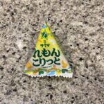 DAISOのお菓子コーナーでみつけた【サクマ れもんこりっと プチ】を買ってみました。 お菓子コーナーの中に『よりどり4個100円』のコーナーがあり、そちらに並