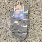 DAISOの衣類コーナーの靴下売り場でみつけた【リサイクル糸をつかった環境にやさしいレギュラーソックス 猫】を買ってみました。 最近のDAISOの靴下はどれもこ