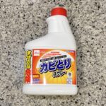 DAISOの掃除用品コーナーでみつけた【ダイソーカビとりスプレー付替】を買ってみました。 先日、【ダイソーカビとりスプレー本体】を購入したので、その付け替えで使