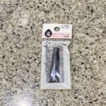 DAISOのコスメコーナーでみつけた【つけまつげ接着剤／黒】をリピートで買ってみました。 先日、つけまつげを購入した際にこちらのつけまつ毛用の接着剤を別で購入し