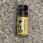 DAISOの食品コーナーでみつけた【純・カレー粉】を買ってみました。 なんと、HACHI食品のカレー粉がDAISOに売られていました。 使いやすいボトルタイプで