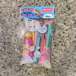 DAISOのおもちゃ売り場でみかけた【カラフルしゃぼん玉吹き棒 10本入 しゃぼん玉液付】を買ってみました。 シャボン玉がほしくて探していたのですが、シャボン玉