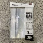 セリアのキッチン用品コーナーでみつけた【フリーザーバッグ Sサイズ 20p】を買ってみました。 こちらは、20.5cm×18cmのサイズの小さめのフリーザーバッ