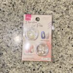 DAISOのネイル用品のコーナーでみつけた【デコレーションネイルパーツ（２個、クラッシュシェル）】を買ってみました。 同じシリーズでは他にもいろんなパーツがあり