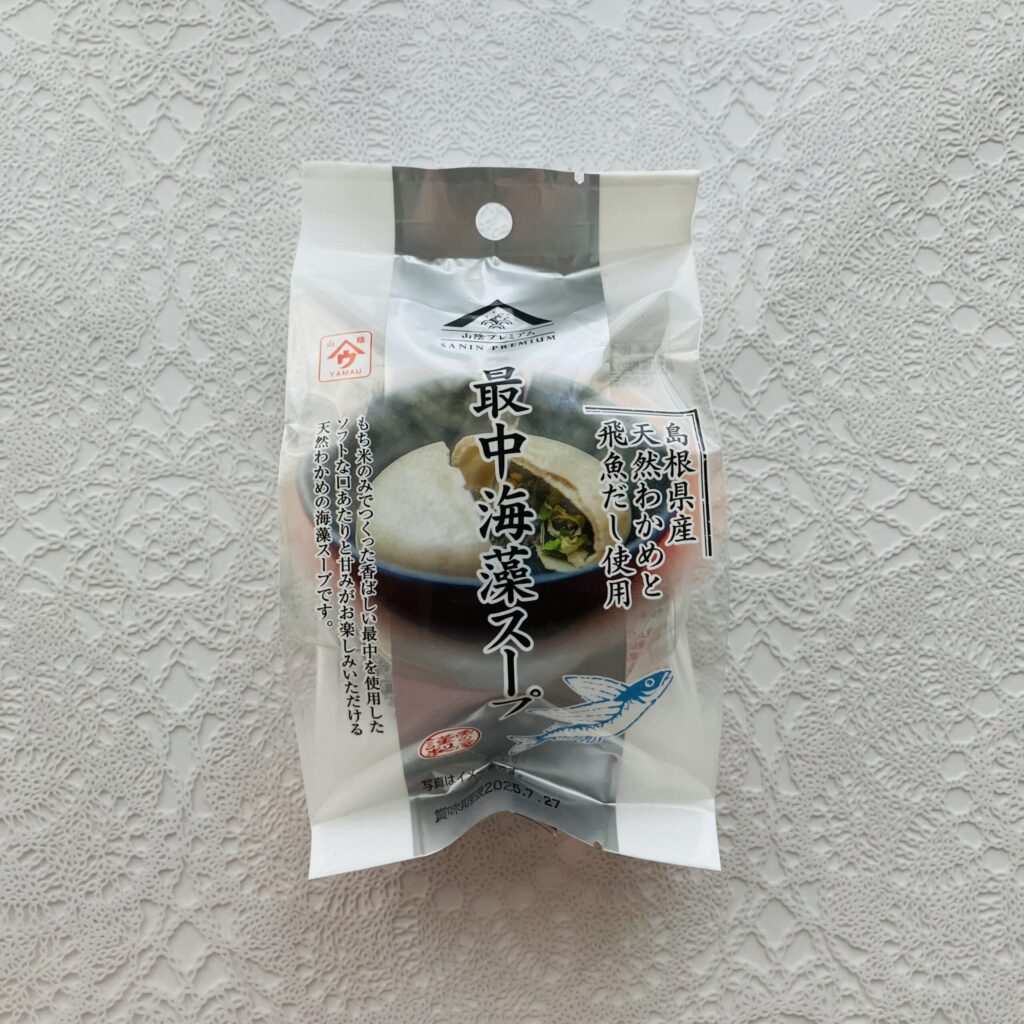 ダイソーで以前から気になっていた「魚の屋ＣＰ最中海藻スープ飛魚」があったので購入してみました。まさかダイソーにあるとは思わなくて、ちょっとびっくり。 最中の中に