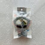 ダイソーで以前から気になっていた「魚の屋ＣＰ最中海藻スープ飛魚」があったので購入してみました。まさかダイソーにあるとは思わなくて、ちょっとびっくり。 最中の中に