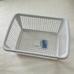 通気性のいいかごを探していたので、まずはダイソーにないかと寄って見たら「環境配慮型バスケット（Ａ４、深型、白）」が希望通りだったので買ってみました。 底も網目に