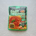 ダイソーのハチ食品のパスタソースは、リーズナブルで量も多くてコスパ最高！ということで、「たっぷり彩り野菜のトマトソース260」はまだ食べたことがなかったので購入