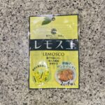 DAISOの食品・調味料コーナーでみつけた【ヤマトフーズ レモスコ ６袋入り】を買ってみました。 レモスコとは、瀬戸内産レモンと九州産青唐辛子をブレンドしたすっ