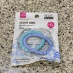 DAISOの季節もの商品のコーナーにあった【虫よけスパイラルリング（ブルー×ライトブルー、２個）】を買ってみました。 別の店舗で見た時はシールタイプしかなく、ち