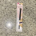 DAISOのコスメコーナーでみつけた【アイシャドウラウンドブラシ（Ｂタイプ）】を買ってみました。 DAISOのメイクブラシで唯一の天然毛のシリーズで、いろんなサ