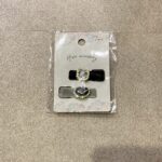 セリアのヘアアクセサリーコーナーでみつけた【クリップ　ベロア　ビジュー　2P】を買ってみました。 こちらは4cmくらいのミニサイズのヘアクリップが2つ入っていて