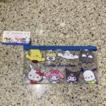 DAISOのポーチなどの収納バッグのコーナーでみつけた【ラメポーチ キャラクターミックス ごっこあそび】を買ってみました。 先日DAISOで購入した【財布の中に