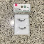 DAISOのメイクコーナーで見つけた【アイラッシュ（ブラック軸、Ｎ０５）】を買ってみました。 いつもはまつ毛エクステをしていたのですが、最近下まつげのみセルフで