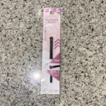 DAISOのコスメコーナーで見つけた【アイシャドウラウンドブラシ（ミニＡタイプ）】を買ってみました。 メイク用のブラシの買い替えを検討していたのですが、ダメ元で