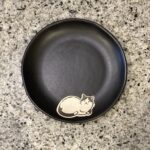 セリアの食器コーナーで見つけた【プレートモノトーンねこ】を買ってみました。 食器は、基本的にはこだわって選ぶようにはしているのですが、セリアでかわいいネコちゃん